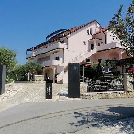 Apartmani Simon Лопар Экстерьер фото